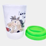 Lovas fületlen bögre szilikon tetővel - lóerő indul!